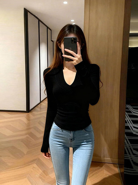 Super Stylish V-Neck Long-Sleeve T-Shirt for Women, Autumn and Winter Slim-Fit Base Layer, Flattering and Versatile Top