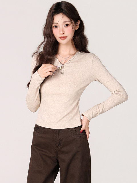 Stylish and Unique Long-Sleeve T-Shirt for Women, Suitable as a Base Layer in Autumn and Winter, Oatmeal Color, Regular Shoulder Fit, Versatile, Slim-Fit Top