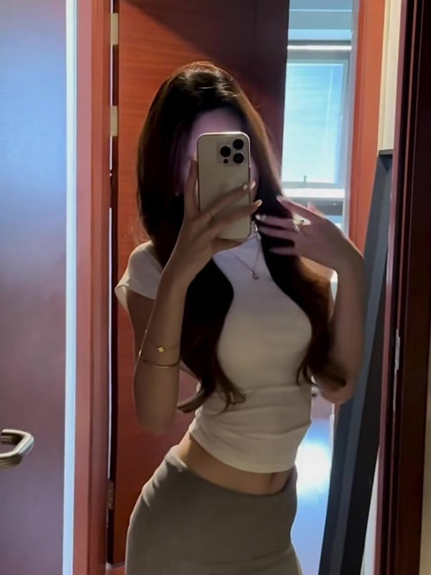 American-Style Spicy Girl Tight-Fitting Round-Neck Short-Sleeve T-Shirt for Women, Spring/Summer 2026 New Super Popular European Style Slim Waist Top