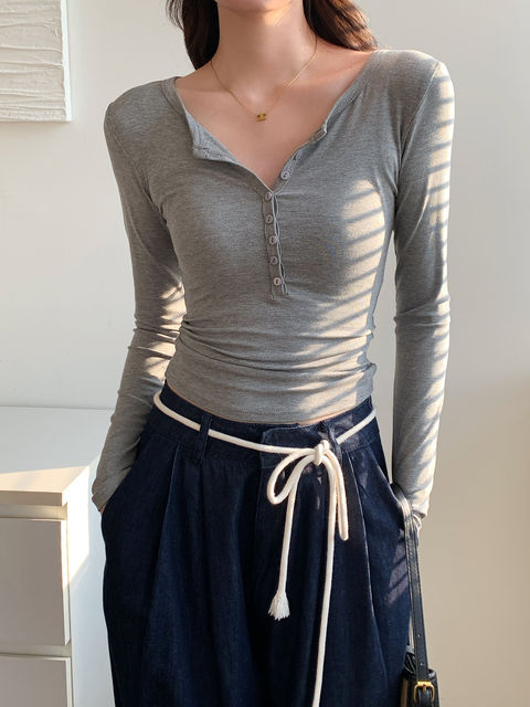 Tight-Fitting, Slimming Base Shirt in a Hot Girl Style, Autumn and Winter American Retro Style, Unique Shoulder Design, Slim Fit, Long-Sleeved Top for Layering