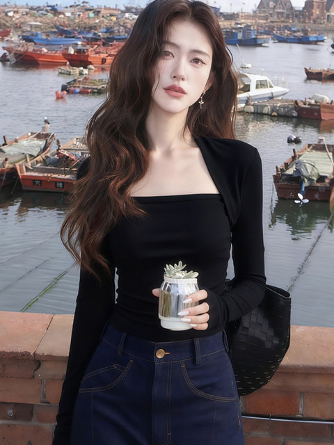Black Square-Neck Long-Sleeved Bottoming Shirt for Women in Autumn and Winter with a Hepburn-Style Design, Tight-Fitting, Slimming, Simple Inner Wear, French-Style Top