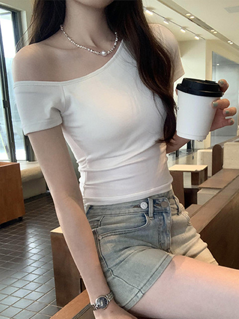 Hot Girl's Off-Shoulder Padded Short-Sleeve T-Shirt for Women, Summer Pure and Alluring Style, Tight-Fitting Short Top with Stunning Design and Exposed Shoulders