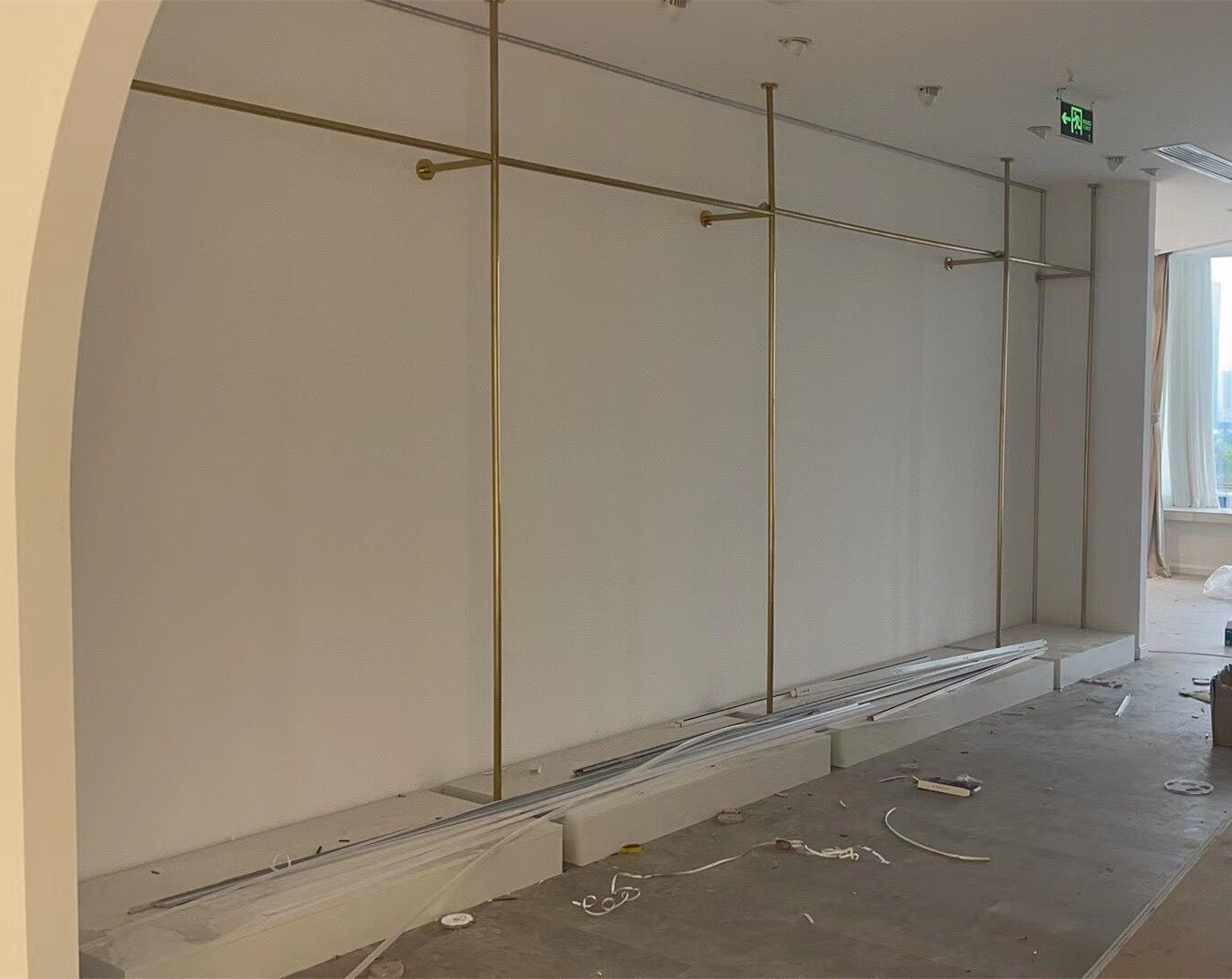 Golden Wedding shelf Women's clothing store Top of the sky Hanging Hanger Upscale Gown Display Shelving add coarse upper wall Custom