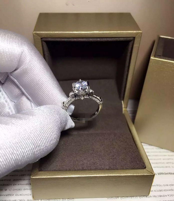 Lao Feng Xianghe platinum PT950 diamond ring female six-claw group inlaid buds 18k white gold ring proposal ring gift