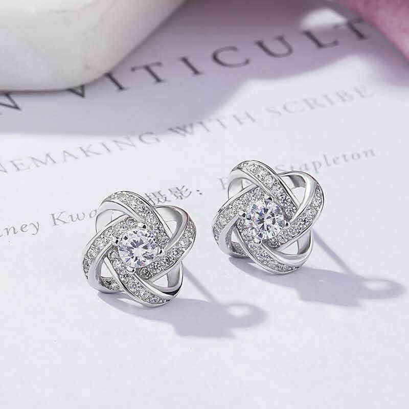 Old Fengxiang and Pt950 platinum earshot diamond earbuke gold medalist Jane earrings Valentine's Day gift