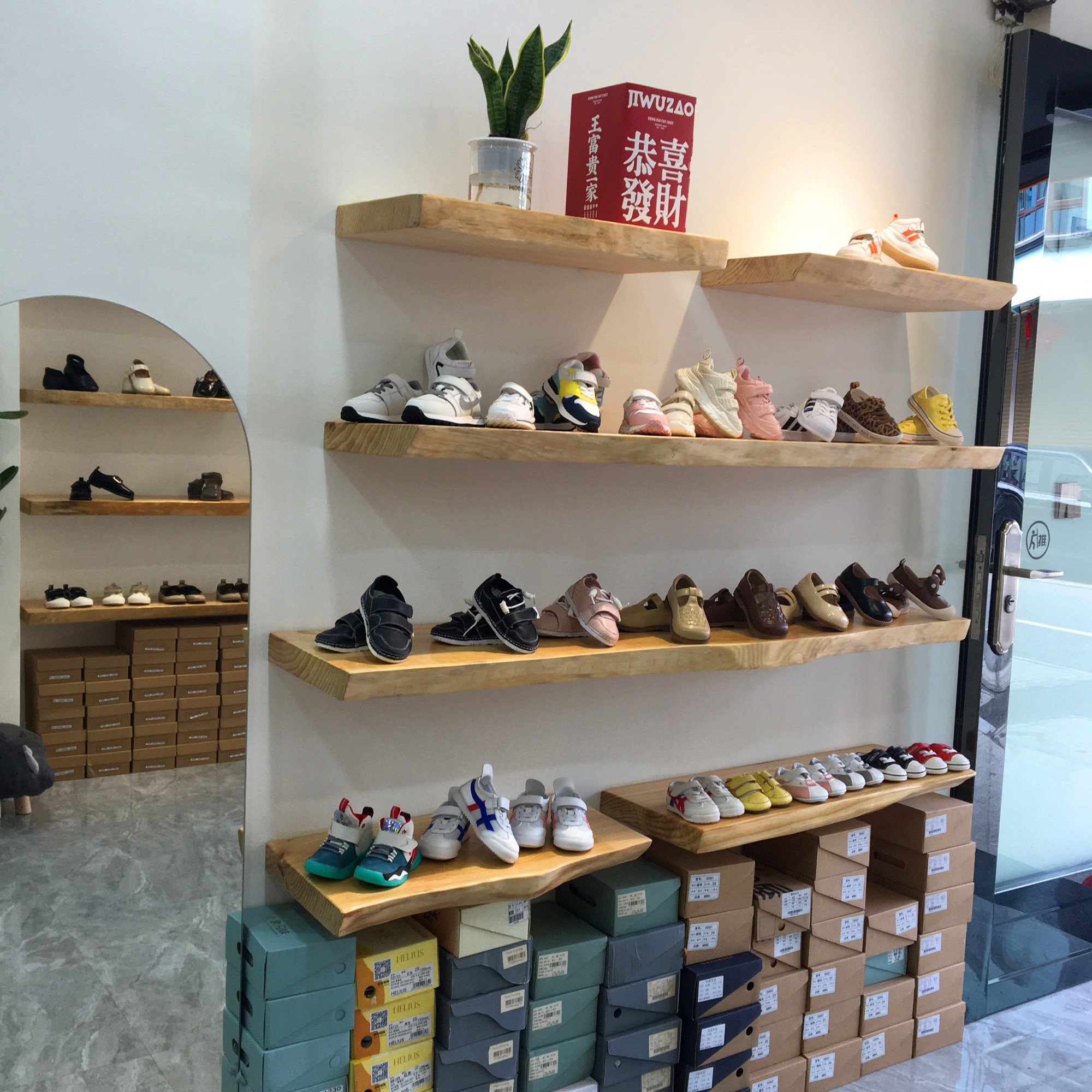 On the wall solid wood shoe store shoe rack display rack clothing store display rack multi-layer shelf children's shoes store commercial rack