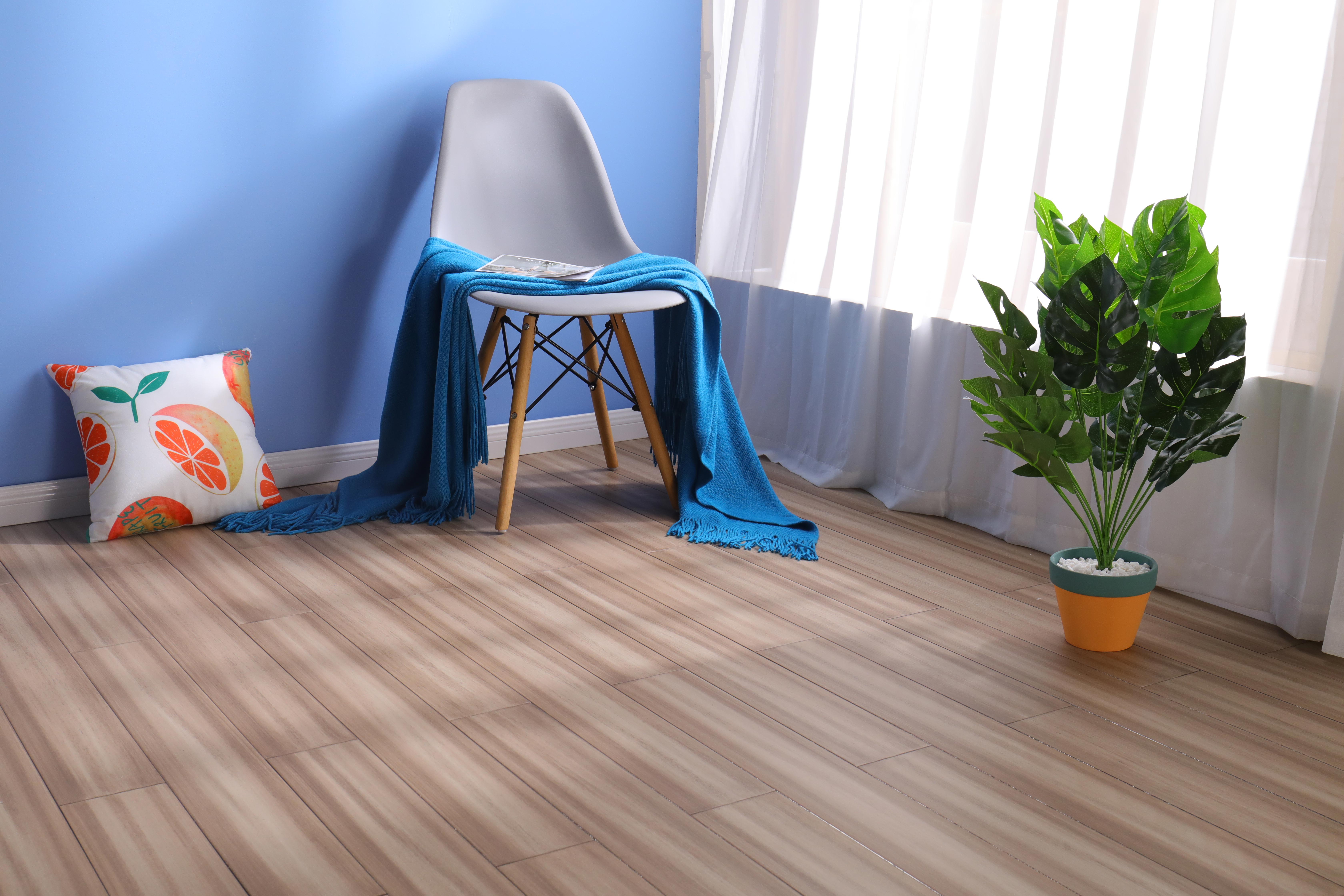 金鹰艾格橡木三层实木复合地板：原木色环保地热木地板解析