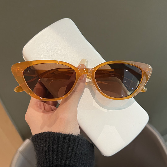 European and American retro triangle cat eye small face sunglasses for women, high-end ins small frame sun protection concave shape photo sunglasses