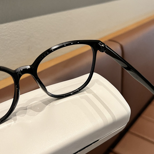 Oversized Black-Framed Glasses for Women with Round Faces, Make the Face Look Slimmer, Suitable for Nearsightedness, Can Be Customized with Prescription Lenses, a No-Makeup Essential, Makes a Chubby Face Look Smaller, Trendy