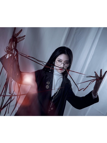 Черный плащ, студенческая юбка в складку, оригинальный свитер, (в наличии на складе)