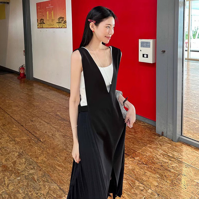 Korean chic spring and summer French high-end deep V-neck lace-up waist slimming slit pleated vest dress long skirt