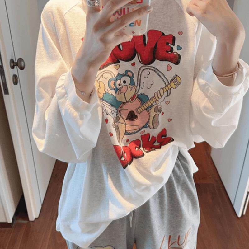 เสื้อยืดแขนยาวพิมพ์ลายตัวอักษรรูปตุ๊กตาเล่นเปียโน สไตล์ใหม่ฤดูร้อนจาก Dongdaemun เกาหลี เสื้อทรงหลวม ดูน่ารัก ลดอายุ