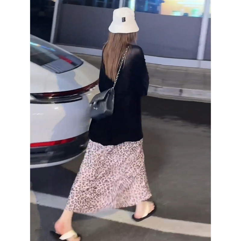 Korean Dongdaemun Summer New Style Relaxed Fashion Velvet T-Shirt Top + Reverse Satin Leopard Print Skirt Set Korean Dongdaemun Summer New Style Relaxed Fashion Velvet T-Shirt Top + Reverse Satin Leopard Print Skirt Set