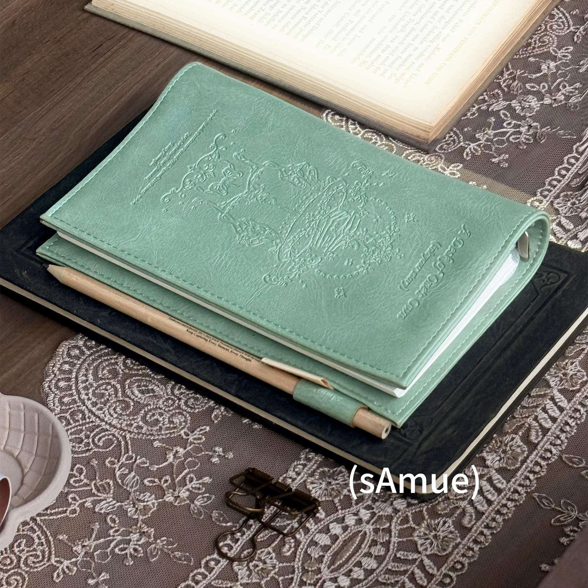 Античный ноутбук, книга, подлинный карманный кошелек, отрывающийся лист