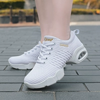 99921 Белые мужчины и женщины летают с ткачеством