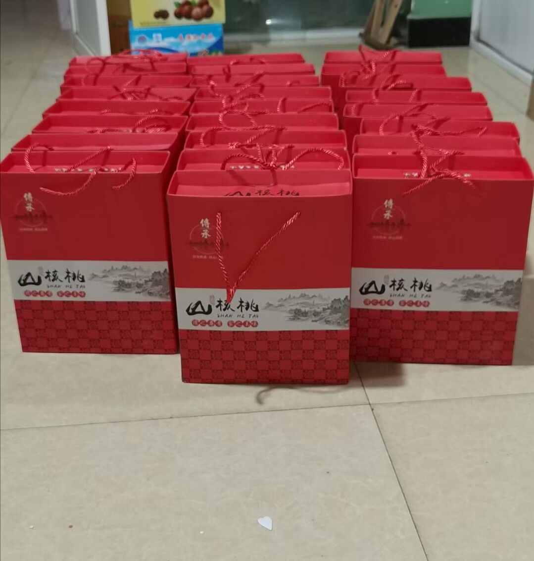 New big seed Linan hand-peeled pecans gift box thin shell small walnuts Small walnuts 4 cans 6 cans 8 cans specialty products