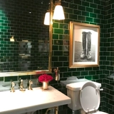 В последней семейной ретро темно -зеленый фарфор, плитка из кухонной плитки в ванной комнате маленькая плитка, темно -зеленая полоски давления