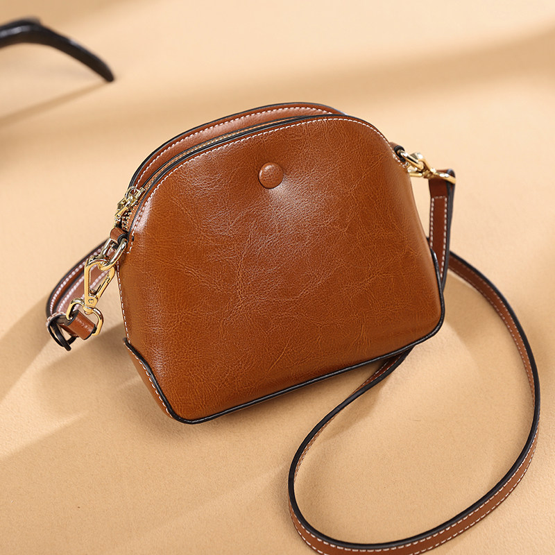 European station genuine leather small round bag women 2022 new fashion retro single shoulder skewed satchel 100 hitch leisure bucket bag