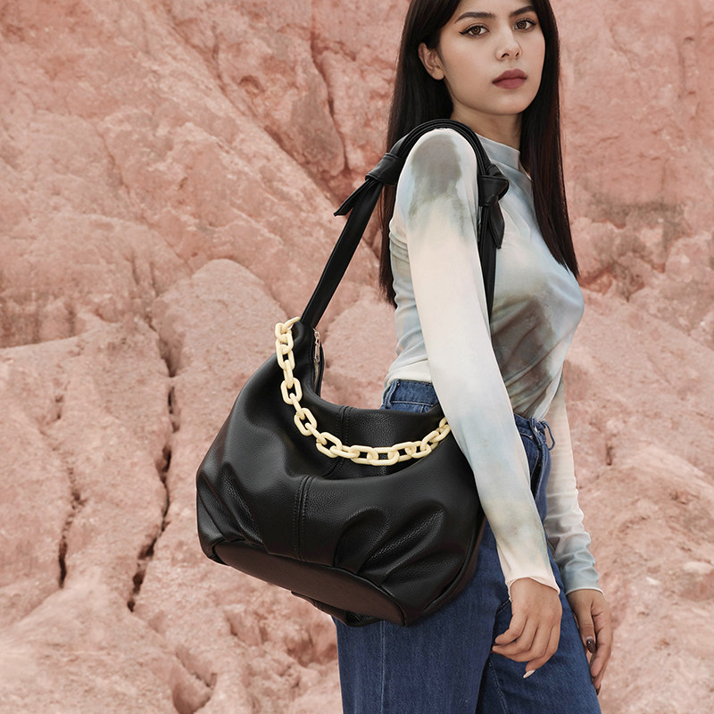 Tidal card Texture Care Special Bag Women Fashion Personality Pop Chain Single Shoulder Diagonal Satchel 100 Hitch Casual Pure Armpit Bag