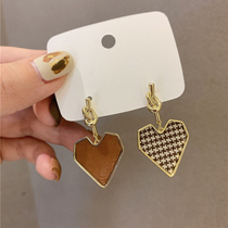 Autumn and winter New asymmetric thousand bird grid Big Peach heart nail personality hundred small Net Red Love earrings earrings female