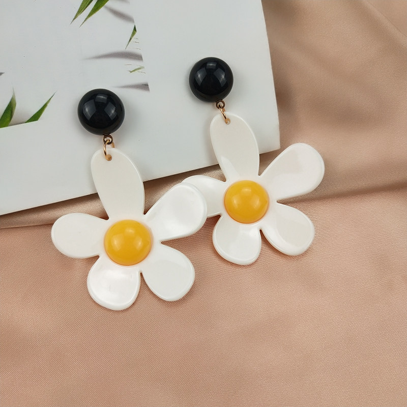 Korean personality exaggerated acrylic large flower earrings Personality small fresh daisy earrings seaside holiday wind earrings for women