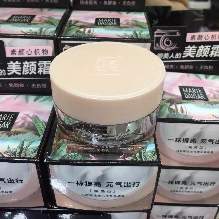 Mary Deja Meta gas orange blossom face cream with a smear of bright and moist white moisturizing sloth cream