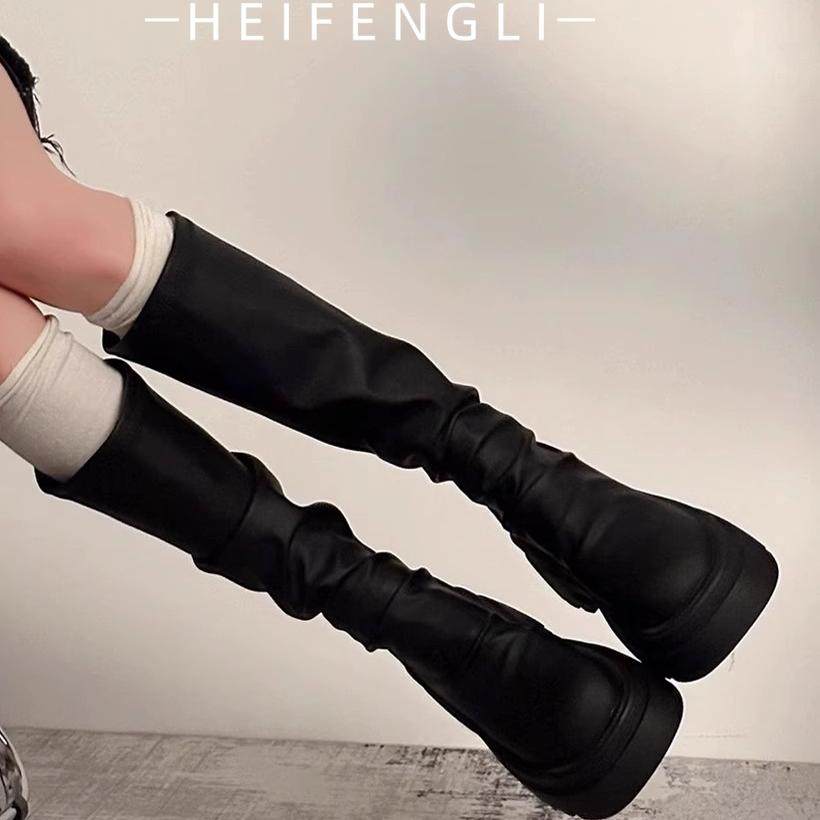 Маленький человечек Тяньцай!В этом году популярны рыцарские сапоги, черные ботфорты выше колена на толстом каблуке, тонкие полусапожки