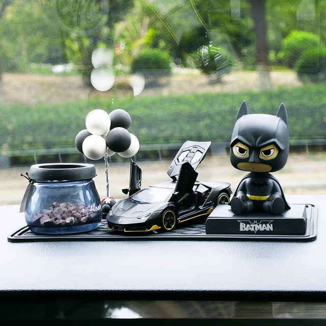 ຄວາມຄິດສ້າງສັນສັ່ນຫົວ Batman doll car ornaments ອິນເຕີເນັດສະເຫຼີມສະຫຼອງຊັ້ນສູງບັນຍາກາດລົດຕົກແຕ່ງລົດຕົບແຕ່ງພາຍໃນບຸກຄະລິກກະພາບ