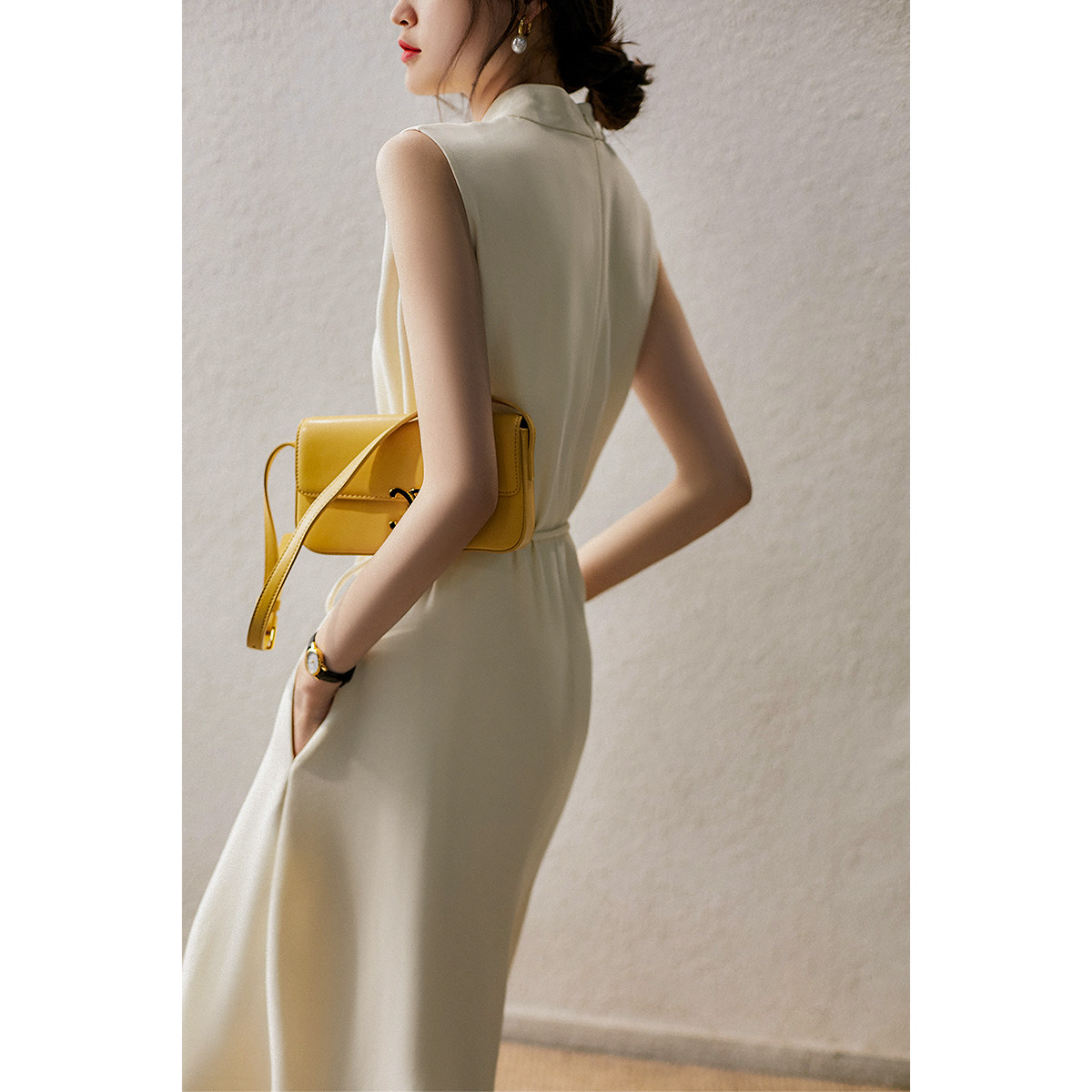 RAGR's aura is enough to wear for multiple seasons. A-line dress with stand-up collar and acetate tie that looks thin