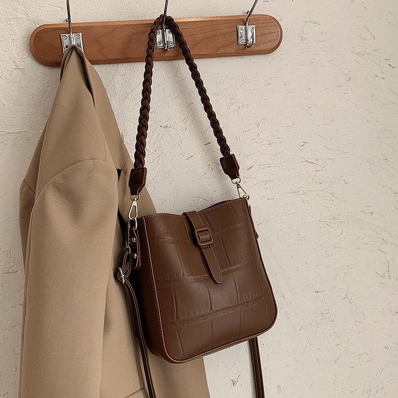 French crowdsourced genuine leather This year Pop packs women's large capacity 100 lap single shoulder inclined satchel bag autumn/winter bucket documents bag