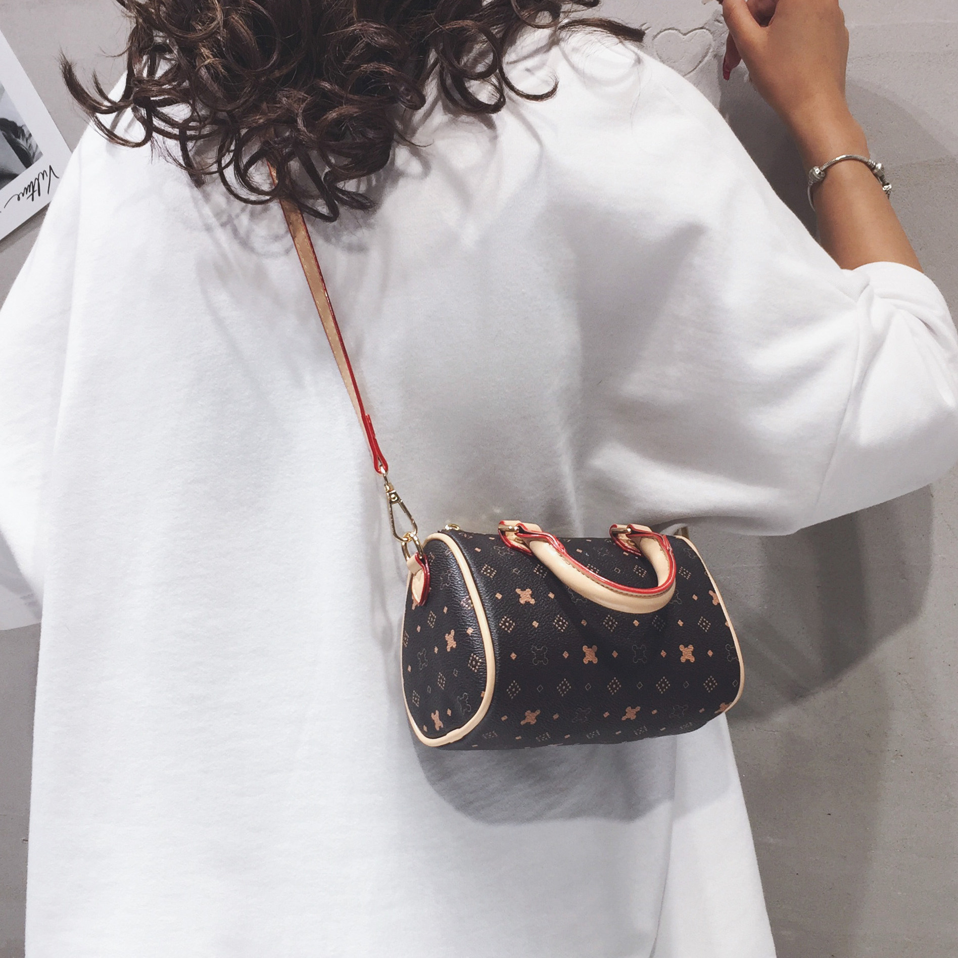 French La mode genuine leather net red packet pop 2020 new foreign pins slanted satchel handbag carrying pillow bag