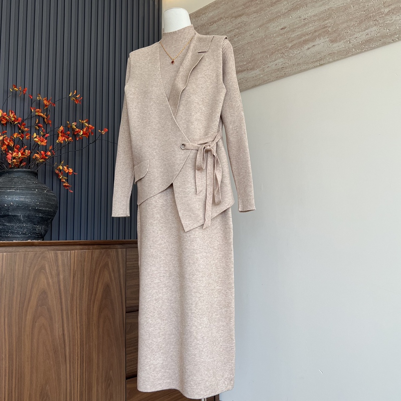 Fashionable and Elegant Mother's Clothing Autumn and Winter Vest Dress Long-Sleeved Mid-Length Two-Piece Set Middle-Aged and Elderly Women's Sweater Set Fashionable and Elegant Mother's Clothing Autumn and Winter Vest Dress Long-Sleeved Mid-Length Two-Piece Set Middle-Aged and Elderly Women's Sweater Set