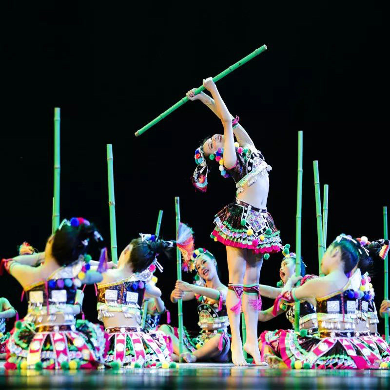 The  Xiaoho Wind Bamboo and Tuk Tuk Tuk Tuk of the Children's Miao Yao Ethnic Early Childhood Minority Apparel