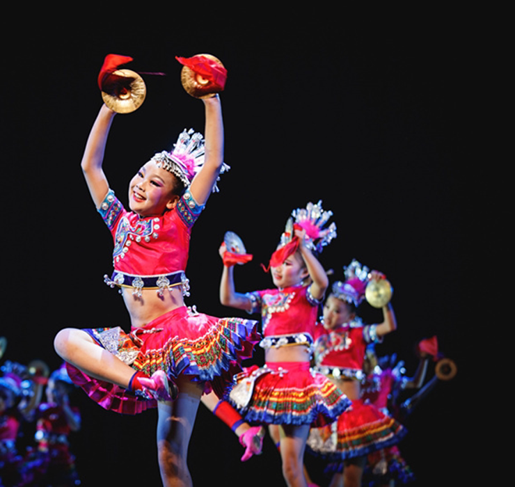 Ninth Xiaoho Wind stalls to take pictures of children acting out of young children Miao ethnic Yi minority performing clothes