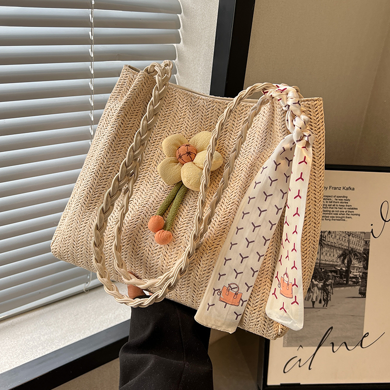 Niche Woven Bucket Bag 2026 New Model for Class and Commuting, Tote Bag for Women, Large Capacity Vacation Shoulder Straw Bag