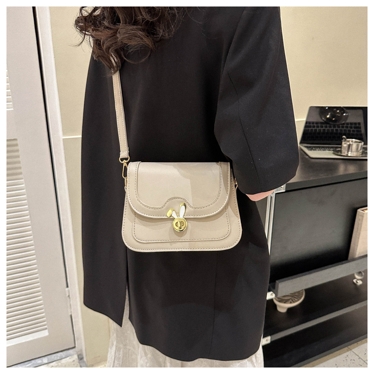 Hochwertige strukturierte kleine Tasche für Damen Sommer 2023 neue Nischen-Umhängetasche mit einer Schulter modische Damen beliebte kleine quadratische Tasche_voghion.com