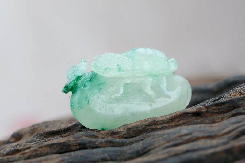 Nanyang's unique mountain jade 70s Old material in the daytime Blue and a startling knowledge of the small boutique pendant necklace special price on the new