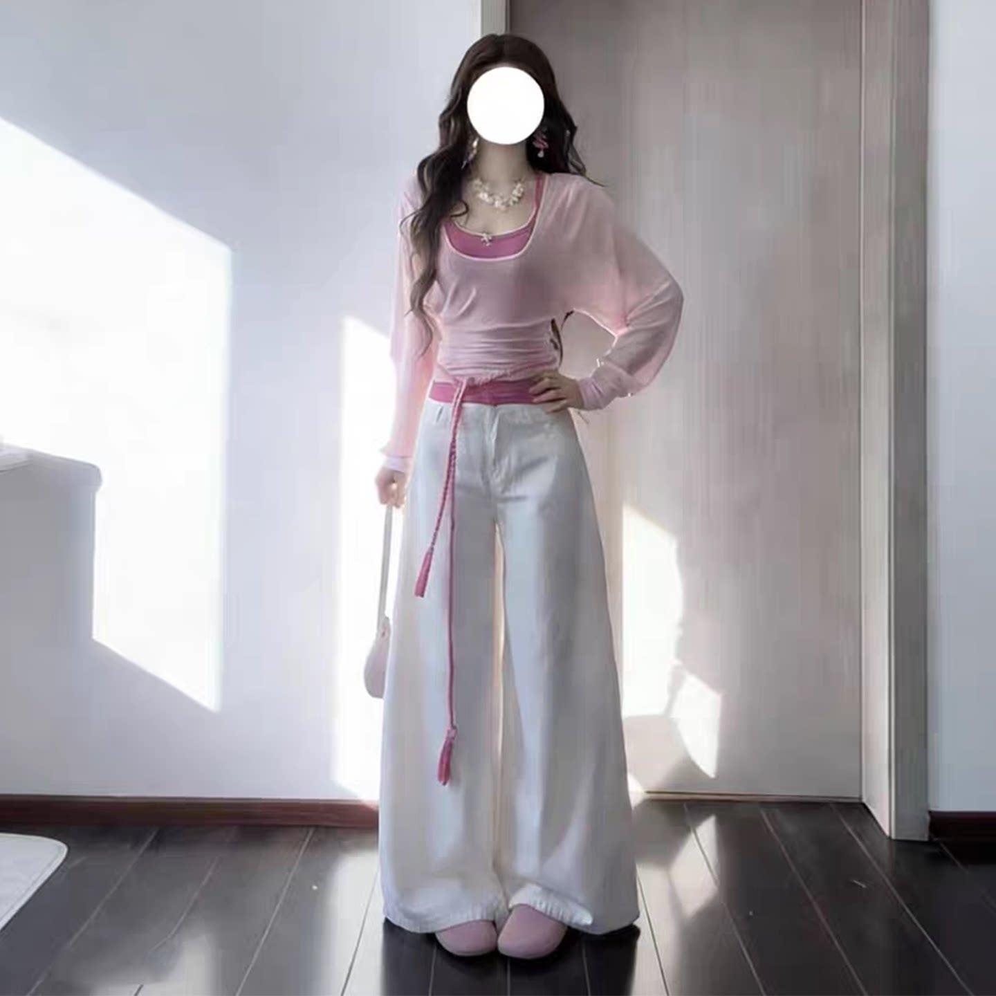 日焼け防止カバーアップ、タンクトップ、白いワイドパンツの3点セットを重ね着すれば、春夏の超スタイリッシュでエレガントなOOTD（今日のコーディネート）が完成します。