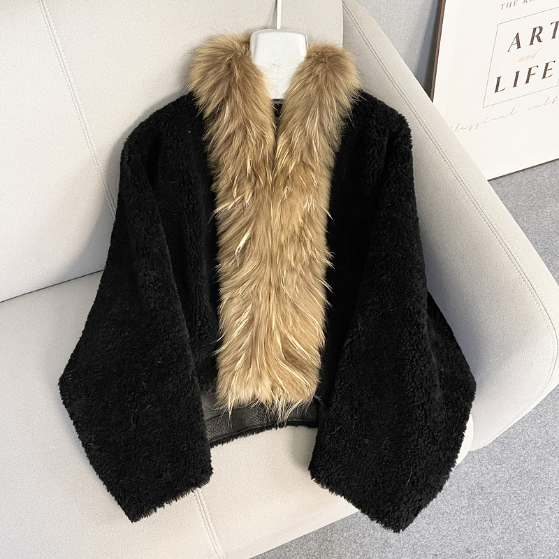 100% Lamb Wool Real Raccoon Fur Collar Fur Coat for Women, Fashionable Short Lazy Style 2026 Winter Cape Coat