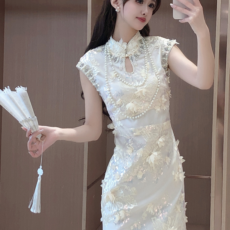 Arixiu's Stunningly Beautiful, Modernized Chinese-Style Cheongsam Dress for Summer, Featuring Heavy Sequins and Three-Dimensional Floral Embellishments, with a Slim Fit Arixiu's Stunningly Beautiful, Modernized Chinese-Style Cheongsam Dress for Summer, Featuring Heavy Sequins and Three-Dimensional Floral Embellishments, with a Slim Fit