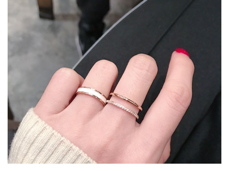 Cá tính đơn giản màu đen trắng 18k vàng hồng titan thép màu vàng cặp đôi mẫu nhẫn đuôi nam màu đen và trắng gốm nhẫn nữ nhẫn lông voi nam