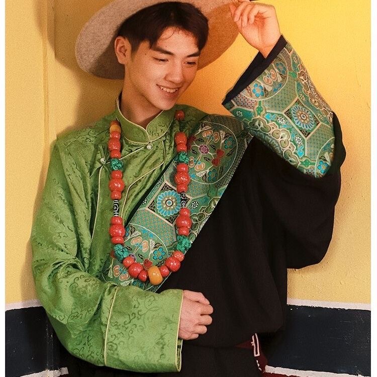 Travel Photography in Lhasa, New Matching Outfits for Men and Women, Tibetan Ethnic Clothing, Black Tibetan Robe, Tibetan Clothing for Photography Travel Photography in Lhasa, New Matching Outfits for Men and Women, Tibetan Ethnic Clothing, Black Tibetan Robe, Tibetan Clothing for Photography