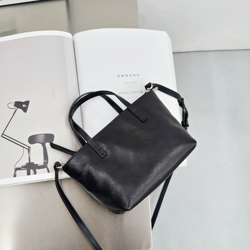 First-Layer Vegetable-Tanned Leather Dumpling Bag for Women, New for Spring/Summer 2026, Genuine Leather Simple Shoulder Crossbody Bag 5902