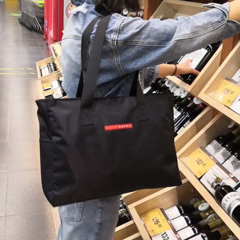 Women's portable fashion travel bag waterproof luggage bag shoulder folding small fitness bag light and simple shopping travel bag