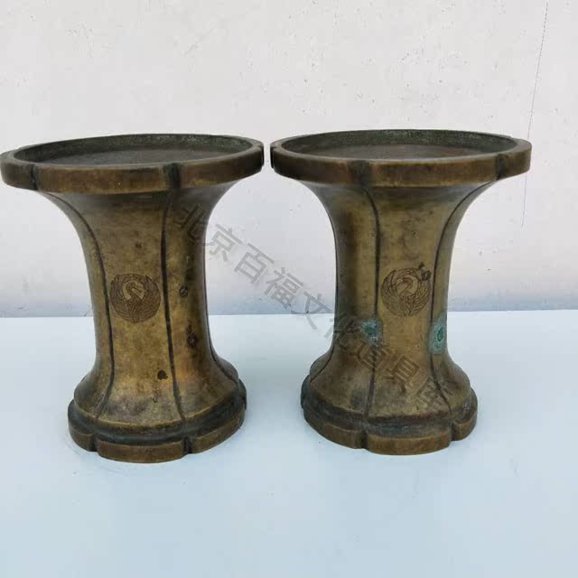 Old objects Old bronze spittoon cans Antiques and miscellaneous old goods and second-hand goods for rent and sale