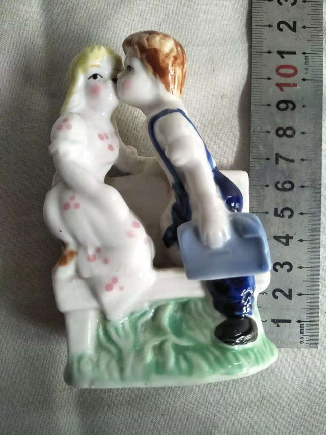 Creative Small Porcelain Decorations Old Porcelain Wine Cabinet Living-room Adornment Swing Lovers Hot Kiss Porcelain Decorations