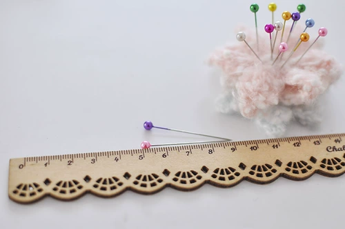 Цветная пластиковая коробка оснащена 100 иглами из жемчужного света и иглами по позиционированию бумаги