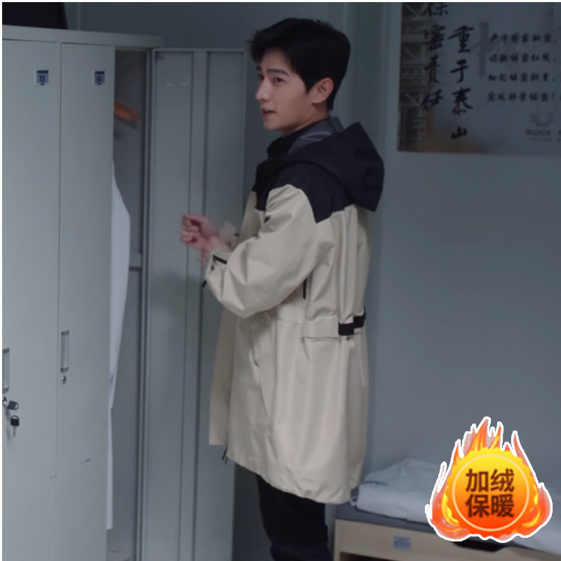 You are my glory Yang Yang in the same clothes with a hat black splicing card with a long male coat in his windsuit