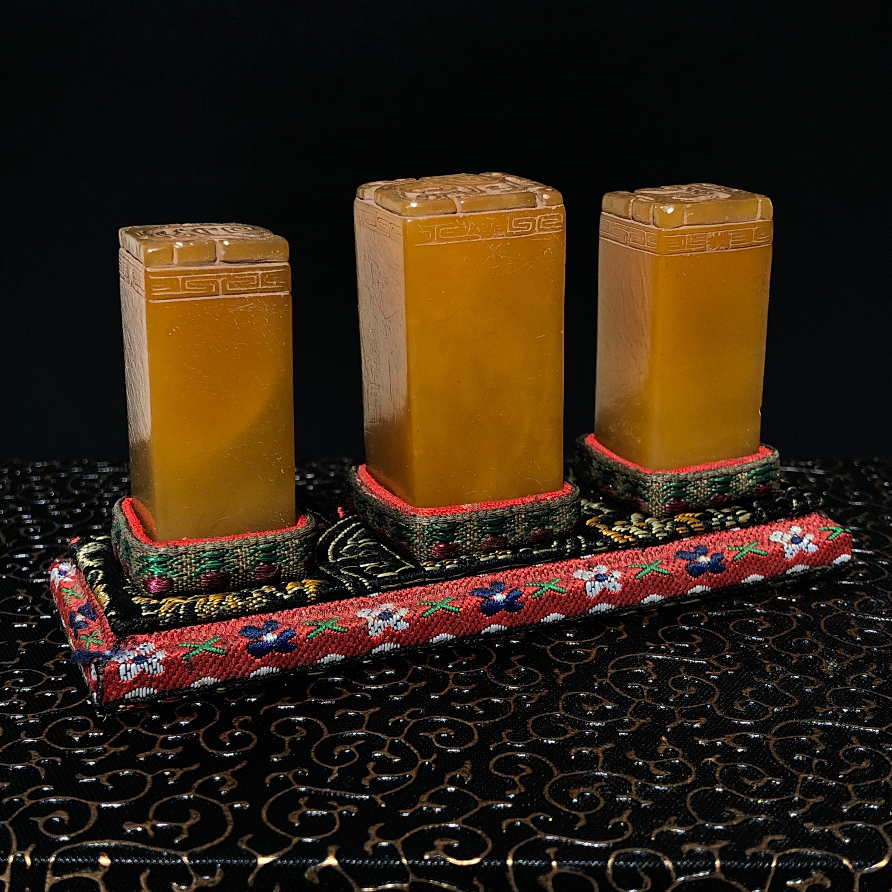 Boutique Shoushan Stone Carving Ornament Tian Huangshi Bogu Button Chapter Ornament Song Shang Jun Button Wenwan Collection Artwork Strange Stone