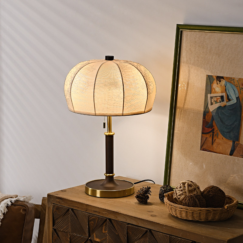 Bedroom retro table lamp French style in ancient wind American Crown book room main sleeper headlights advanced senses designer new-Taobao